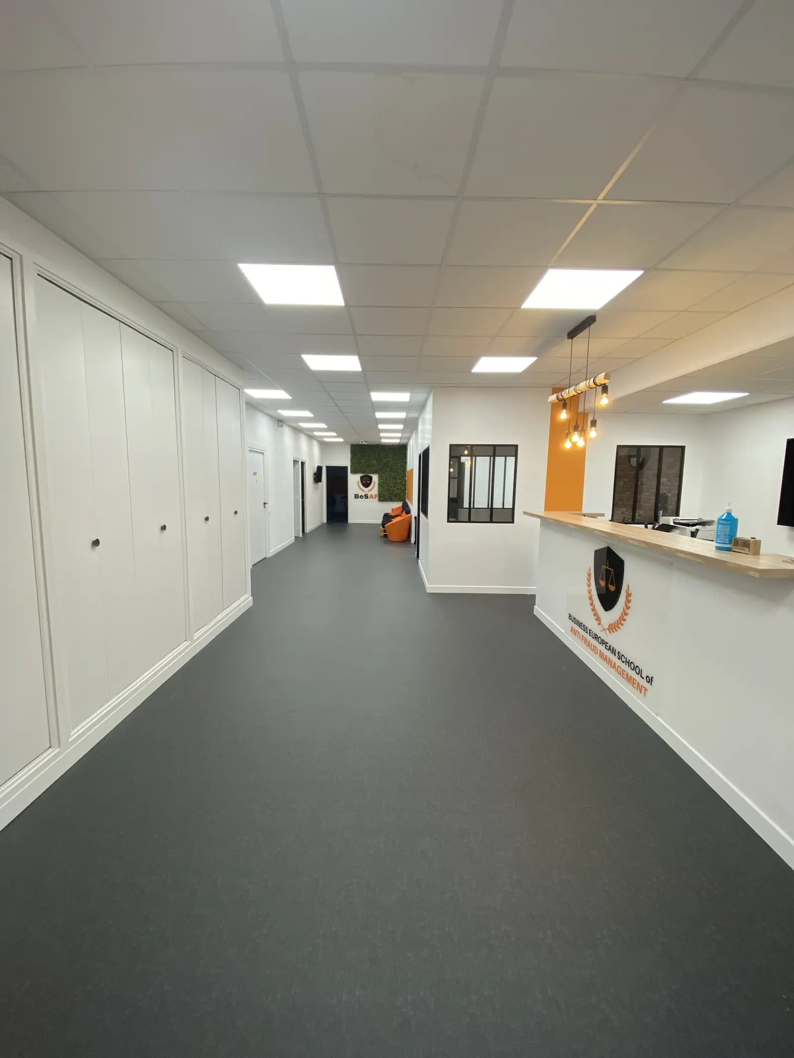 L'accueil du campus et son couloir