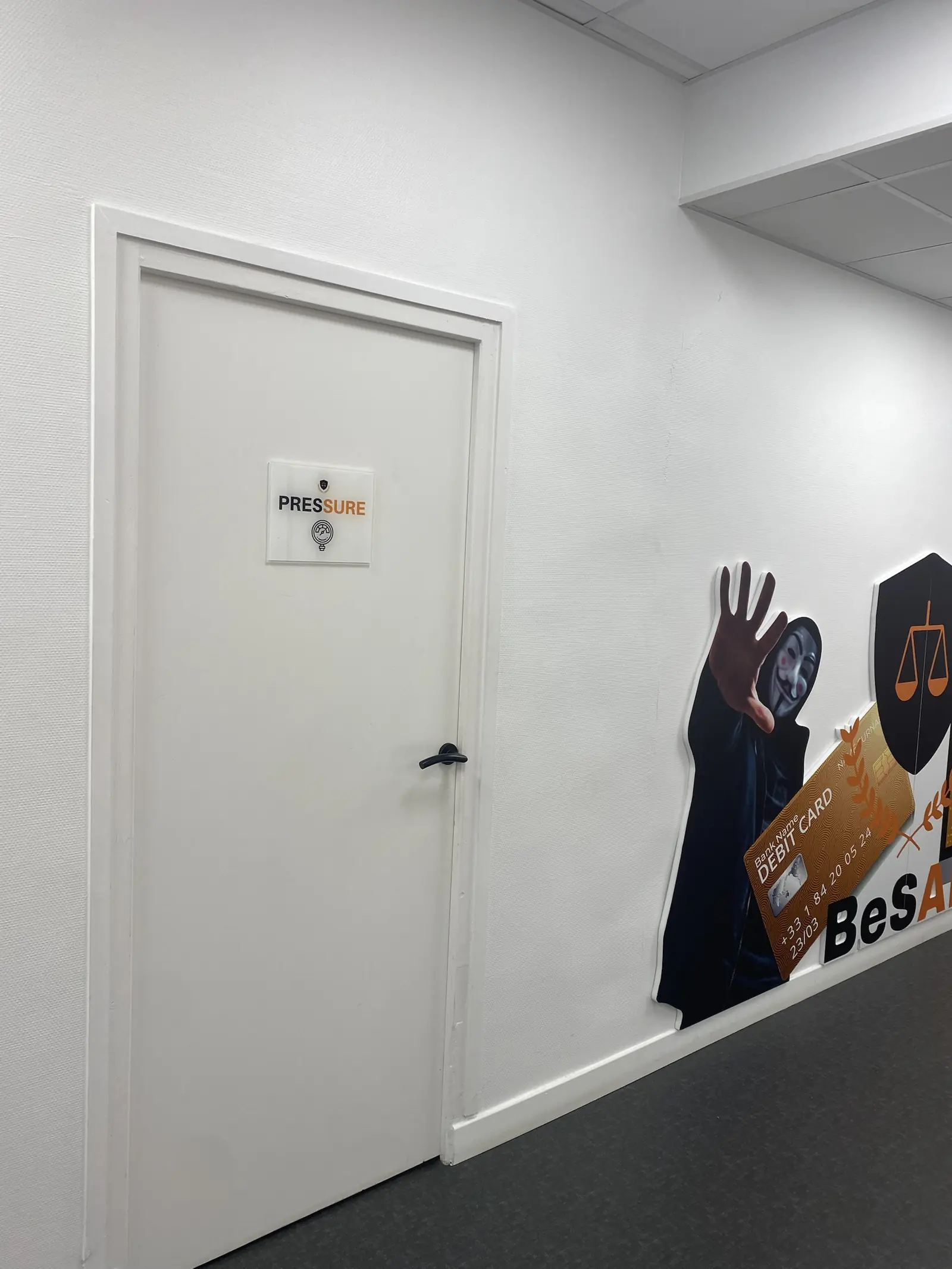 Couloir du campus et fresque sur la lutte contre la fraude